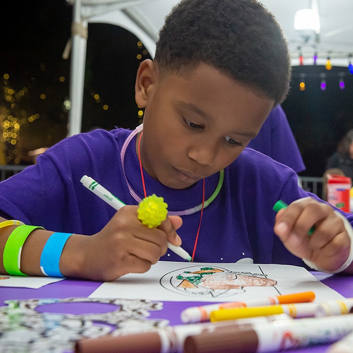 child coloring at glo run